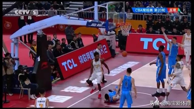 首钢和山西男篮的常规赛中，林书豪被外援富兰克林所撞到，翟晓川上前出头，你怎么看？