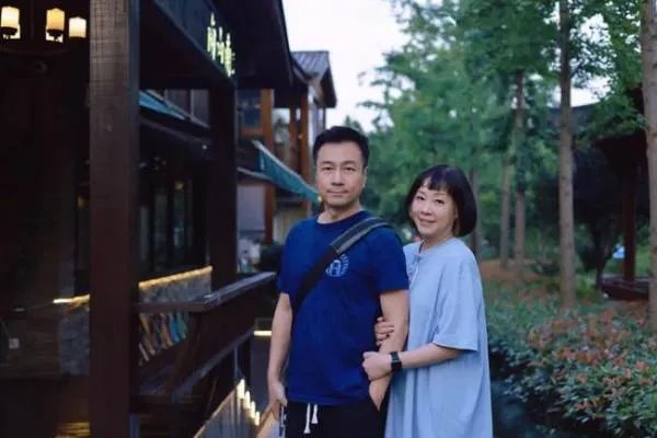 老戏骨黎耀祥牵手老婆游上海，为何却没有一人围观？