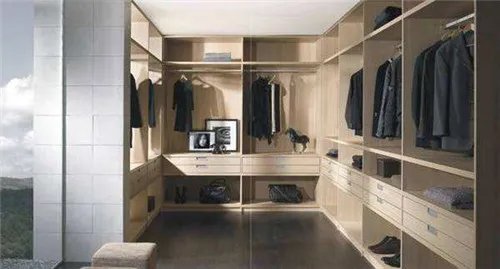 成品衣柜和定制衣柜哪个好  看完才选才不会后悔