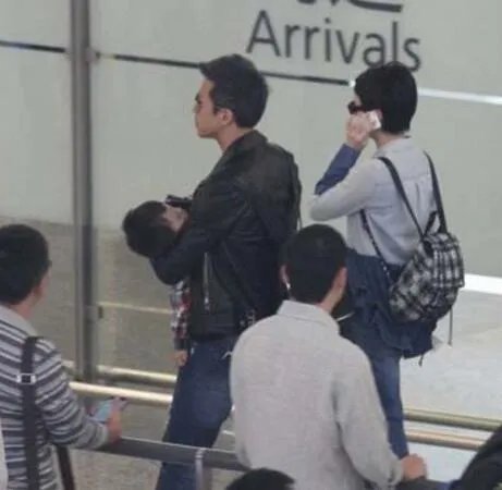 孙俪的儿子属什么 宝宝顽皮玩老爸耳朵