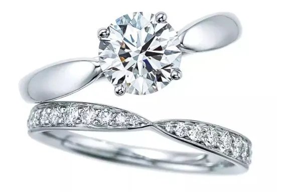 订婚钻戒一般多少钱合适 订婚和结婚戒指要分开买吗