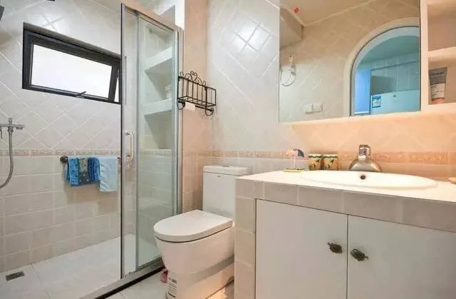 装推拉门的浴室，美观又好用！