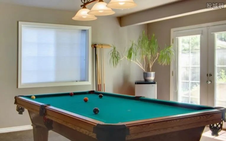 台球美女裁判爆红 性感型材让女人自愧不如