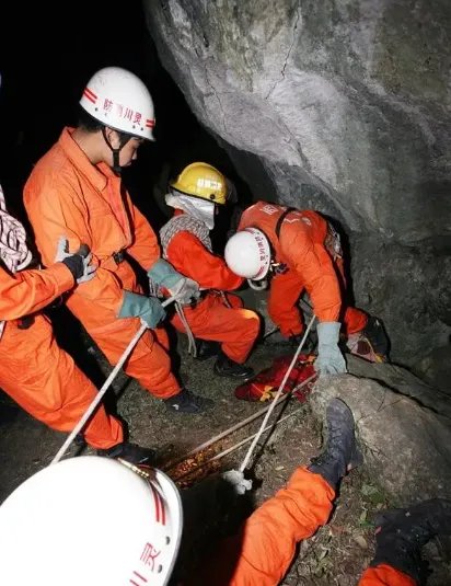 重庆一家11人溶洞避暑9人失联,消防员彻夜救援,她们遇到了什么难题?
