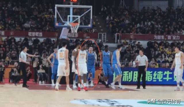 首钢和山西男篮的常规赛中，林书豪被外援富兰克林所撞到，翟晓川上前出头，你怎么看？