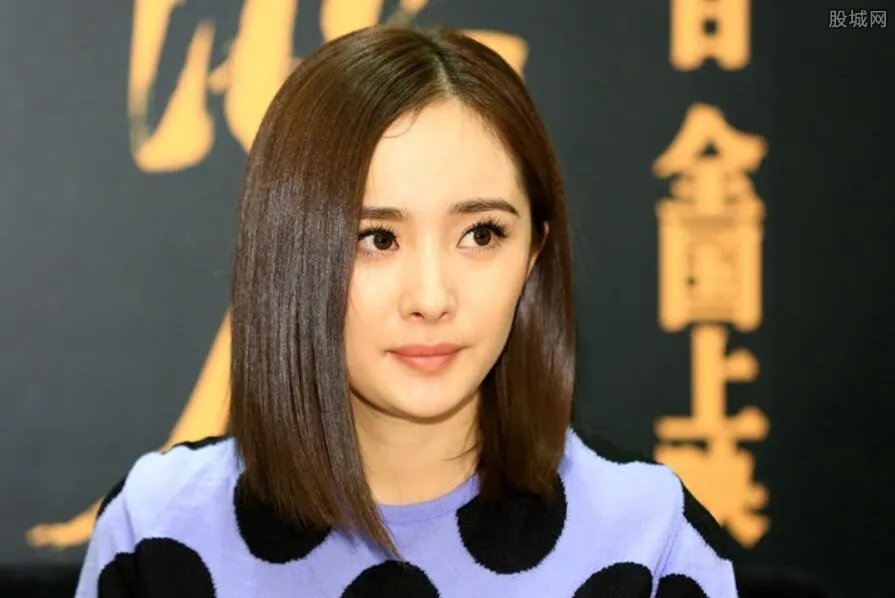 杨幂被质疑去隆胸 杨幂身材火辣令人羡慕