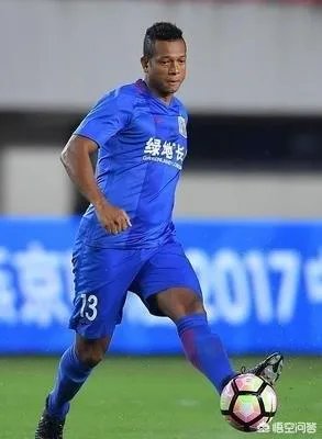 申花接连引进金信煜和沙拉维两名进攻球员,哪两位队内外援会被顶替呢?