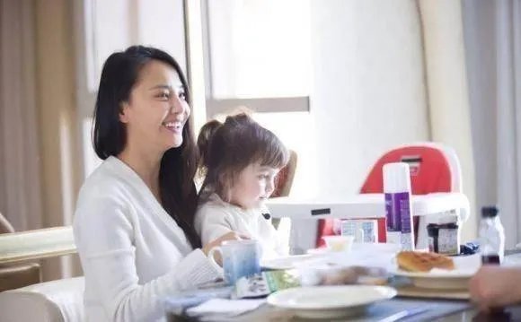 41岁吴奇隆前妻与现妻的现状？