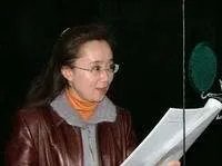 冯一非在（我的丑娘）里的声音好像韩剧（乞丐王子）里的蔷薇的配音者