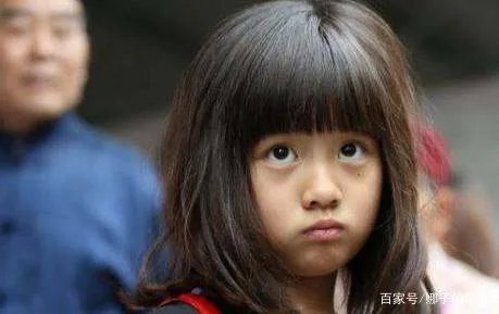 14岁黄多多出新照片，摄像机位置惹争议，你觉得妥不妥？