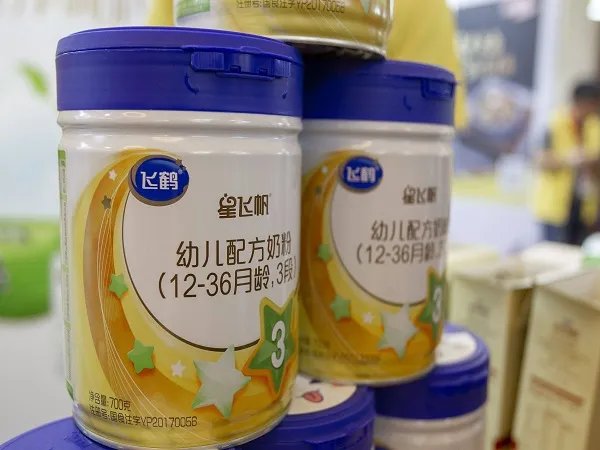 飞鹤和澳优奶粉强强对比，看完配方和吸收效果便知哪个好