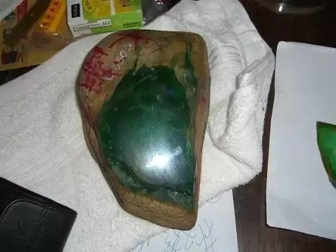 图解价值千万的翡翠毛料切片过程