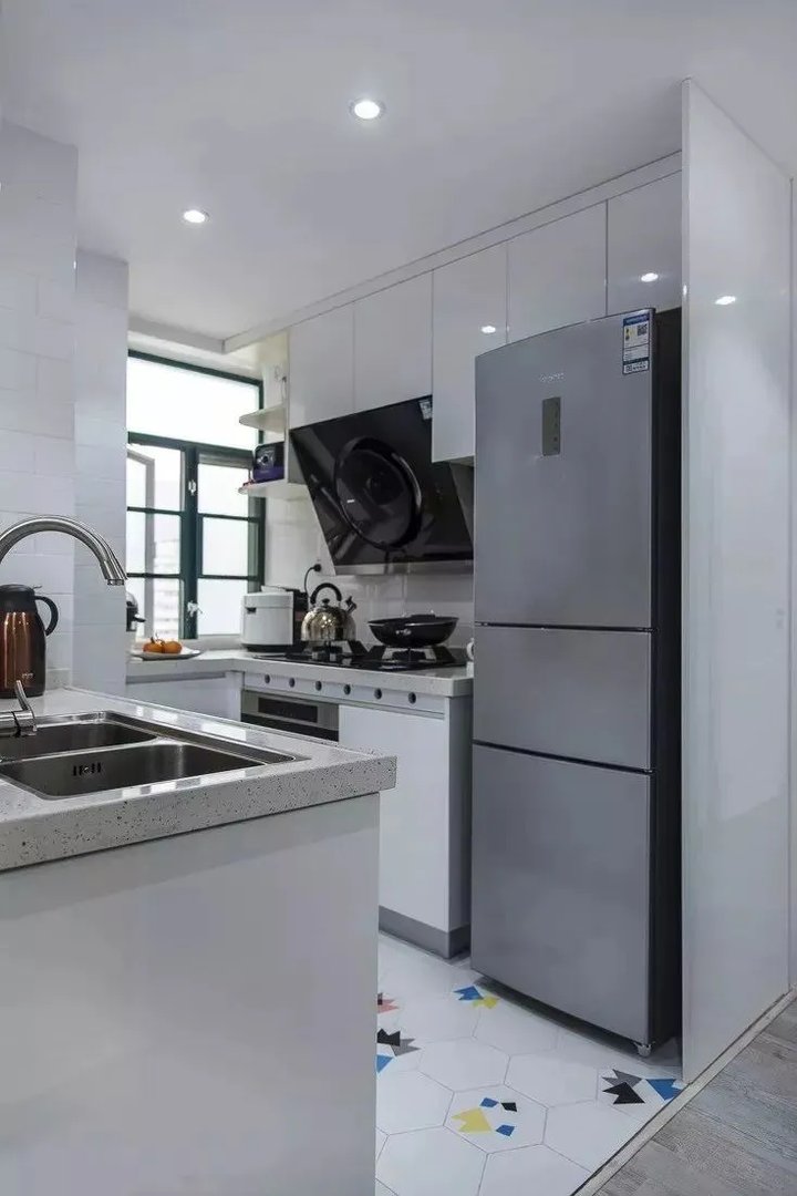 把油烟机藏进吊柜里，小户型的厨房看起来更加整洁大方