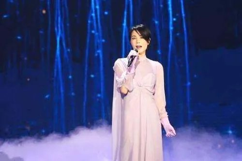 马云唱歌五音不全，为何却能和王菲一起同台唱歌？