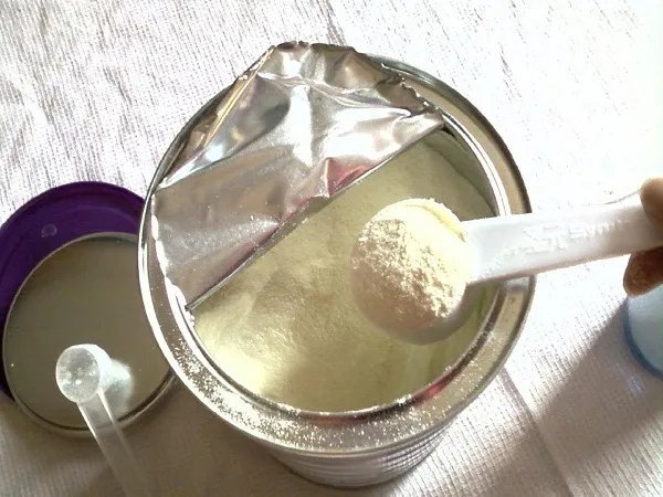 飞鹤和澳优奶粉强强对比，看完配方和吸收效果便知哪个好