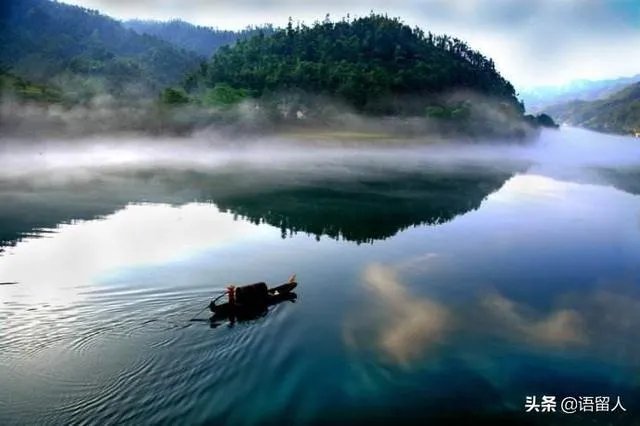 小溪泛尽却山行的“却”是什么意思？