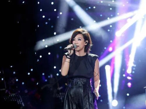 歌词是《夜已深 还有什么人》歌名是什么