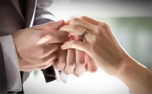 结婚了戒指戴哪个手指 戒指的佩戴方式和意义