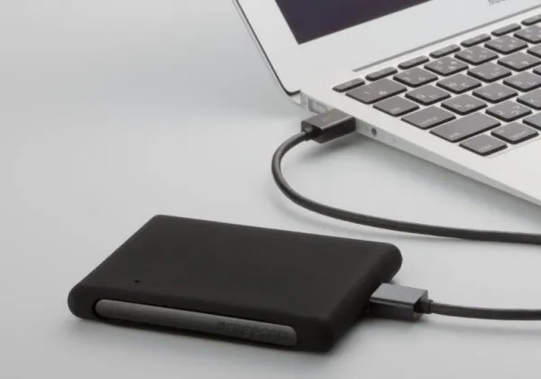 电脑能识别可移动磁盘，但打不开，也不能格式化