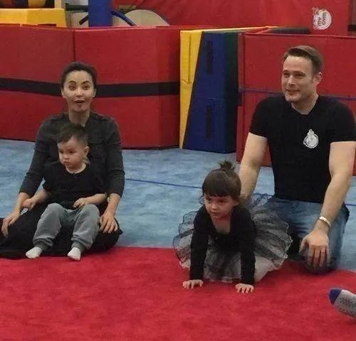 41岁吴奇隆前妻与现妻的现状？