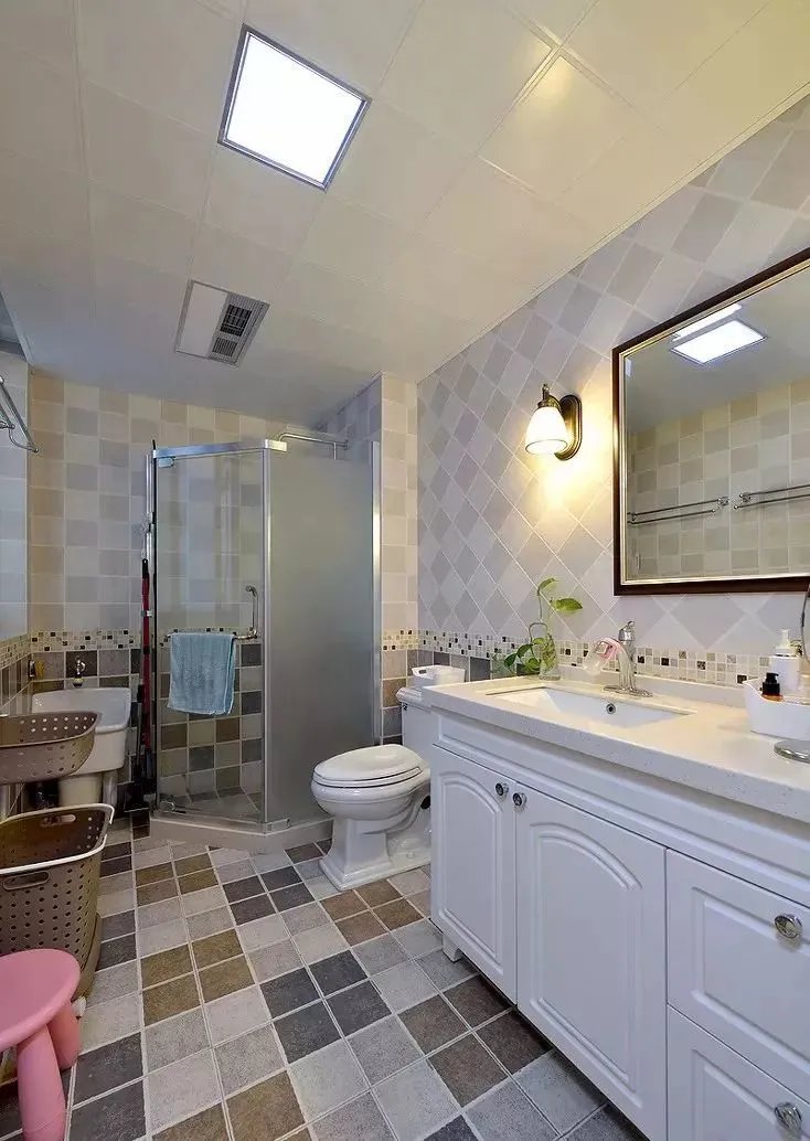 卫生间墙面效果图，卫生间墙砖腰线选择！