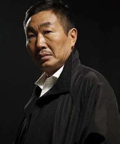 杜源4岁认识妻子，出道多年至今无绯闻，女儿成了最大的骄傲，你怎么看？