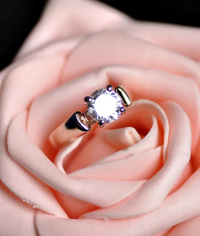 订婚钻戒一般多少钱合适 订婚和结婚戒指要分开买吗