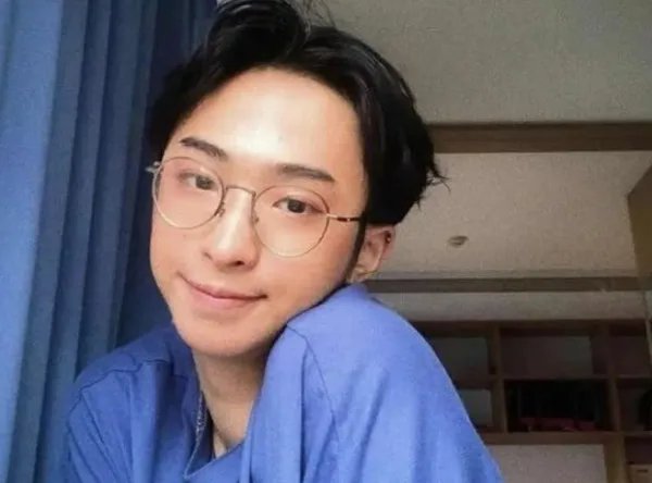 伊能静的儿子喜欢穿女装,患有严重的“异装癖”,造成这件事的原因是什么?