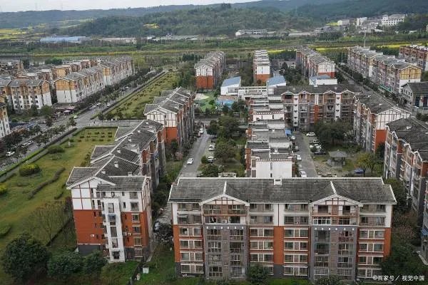 为什么一些落后的县城房价高甚至比所属城市房价还高？