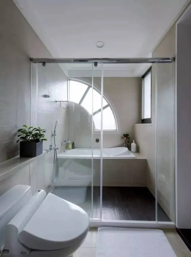 装推拉门的浴室，美观又好用！