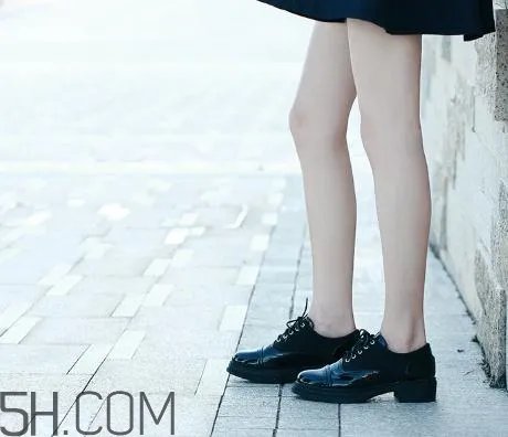 漆皮鞋裂了怎么办？漆皮鞋可以用鞋油吗？