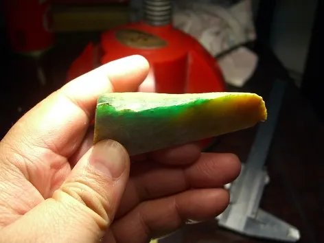 图解价值千万的翡翠毛料切片过程