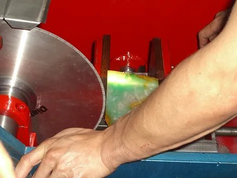 图解价值千万的翡翠毛料切片过程