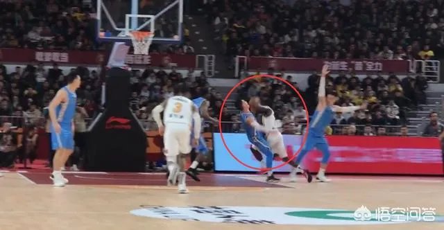 首钢和山西男篮的常规赛中，林书豪被外援富兰克林所撞到，翟晓川上前出头，你怎么看？