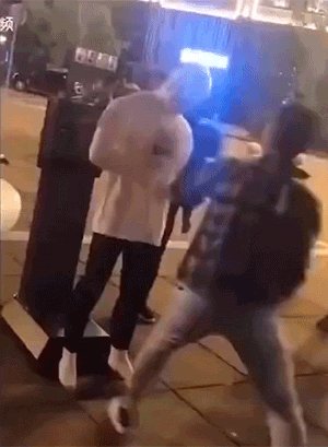 看不惯情侣秀恩爱当街抢劫 节日特色动态图