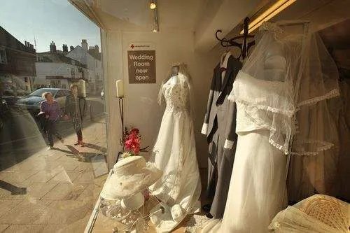 婚纱礼服师的职责是什么 礼服师应该如何介绍婚纱