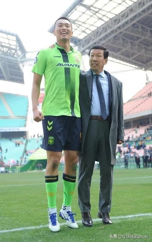 申花接连引进金信煜和沙拉维两名进攻球员,哪两位队内外援会被顶替呢?