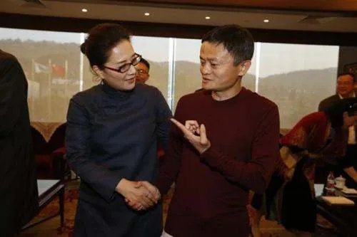 马云唱歌五音不全，为何却能和王菲一起同台唱歌？