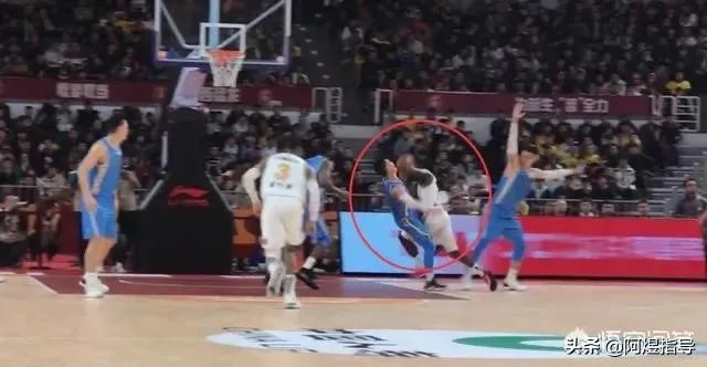 首钢和山西男篮的常规赛中，林书豪被外援富兰克林所撞到，翟晓川上前出头，你怎么看？