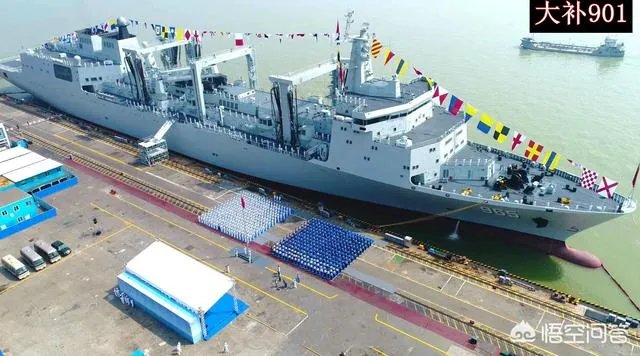 在辽宁舰的编队中，“呼伦湖”号补给舰有什么作用？