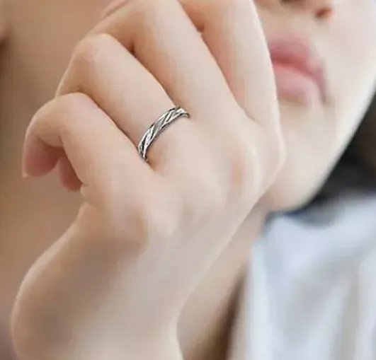 男士婚戒应该戴哪只手 男士戒指左右手戴戒指含义