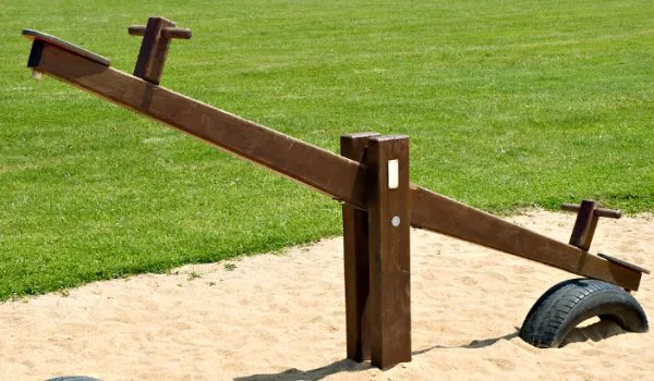 跷跷板是什么原理，为什么有动力？