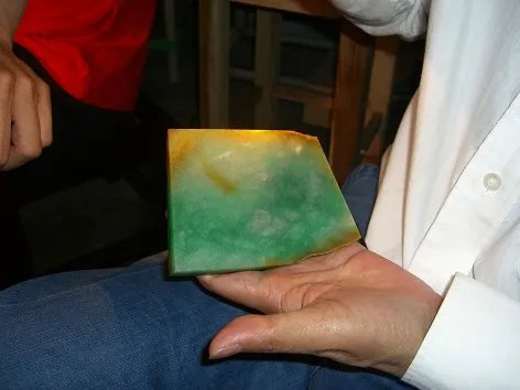 图解价值千万的翡翠毛料切片过程