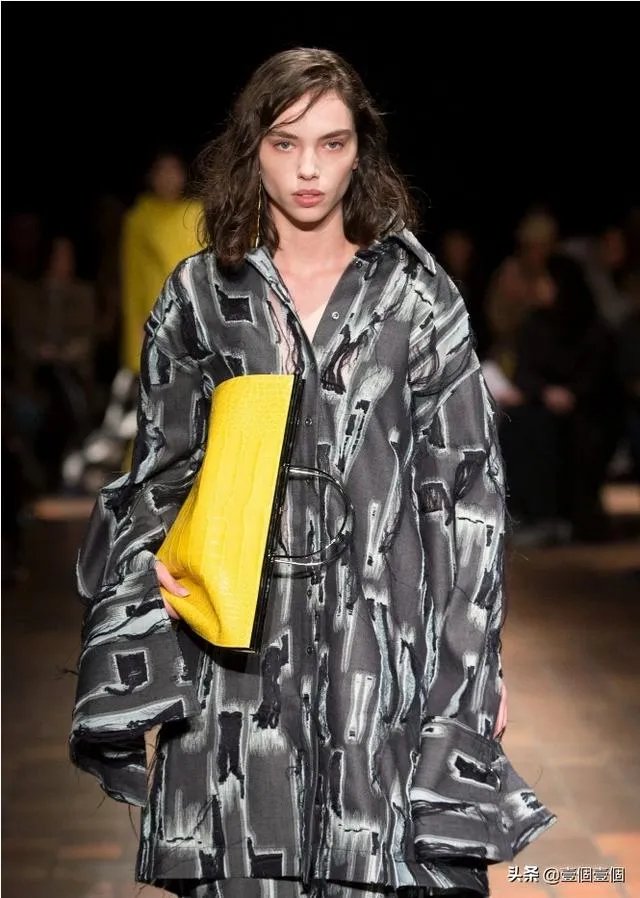 什么颜色百搭什么颜色显得奢华？