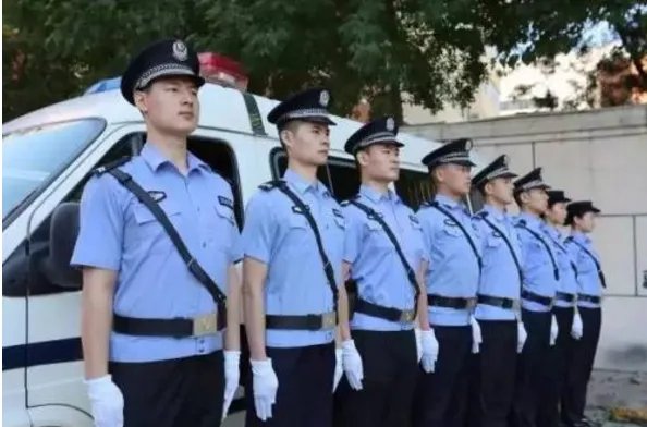 为什么警察有穿白色警服的，跟蓝色警服有什么区别