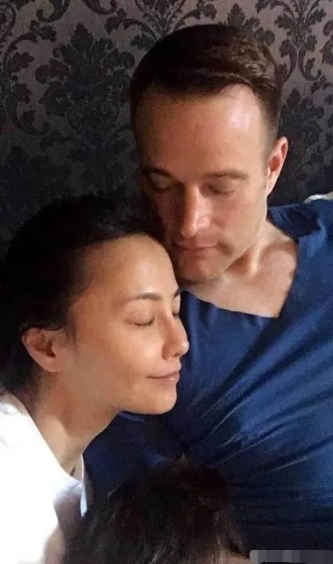 41岁吴奇隆前妻与现妻的现状？