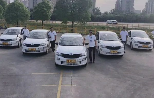 现在报考驾校一般多少钱