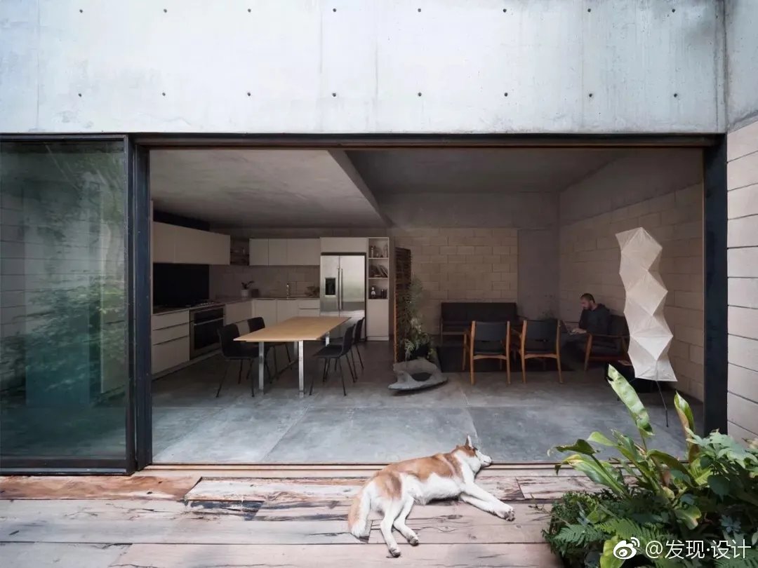 这座被命名为“AS Town House”的住宅位于墨西哥城...