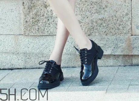 漆皮鞋裂了怎么办？漆皮鞋可以用鞋油吗？