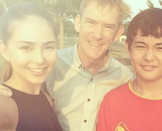 昆凌爸爸妈妈照片曝光 其父亲竟是是澳洲人